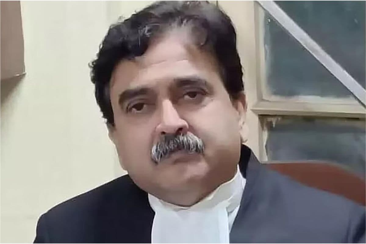 WB : अभिजीत गंगोपाध्याय के घर पहुंचे एसएससी अभ्यर्थी, न्यायाधीश ने कानूनी सहायता फोरम में जाने की दी सलाह