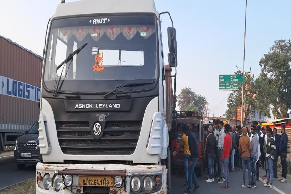 हजारीबाग में स्कूली वैन चालक को ट्रेलर ने कुचला, मौत