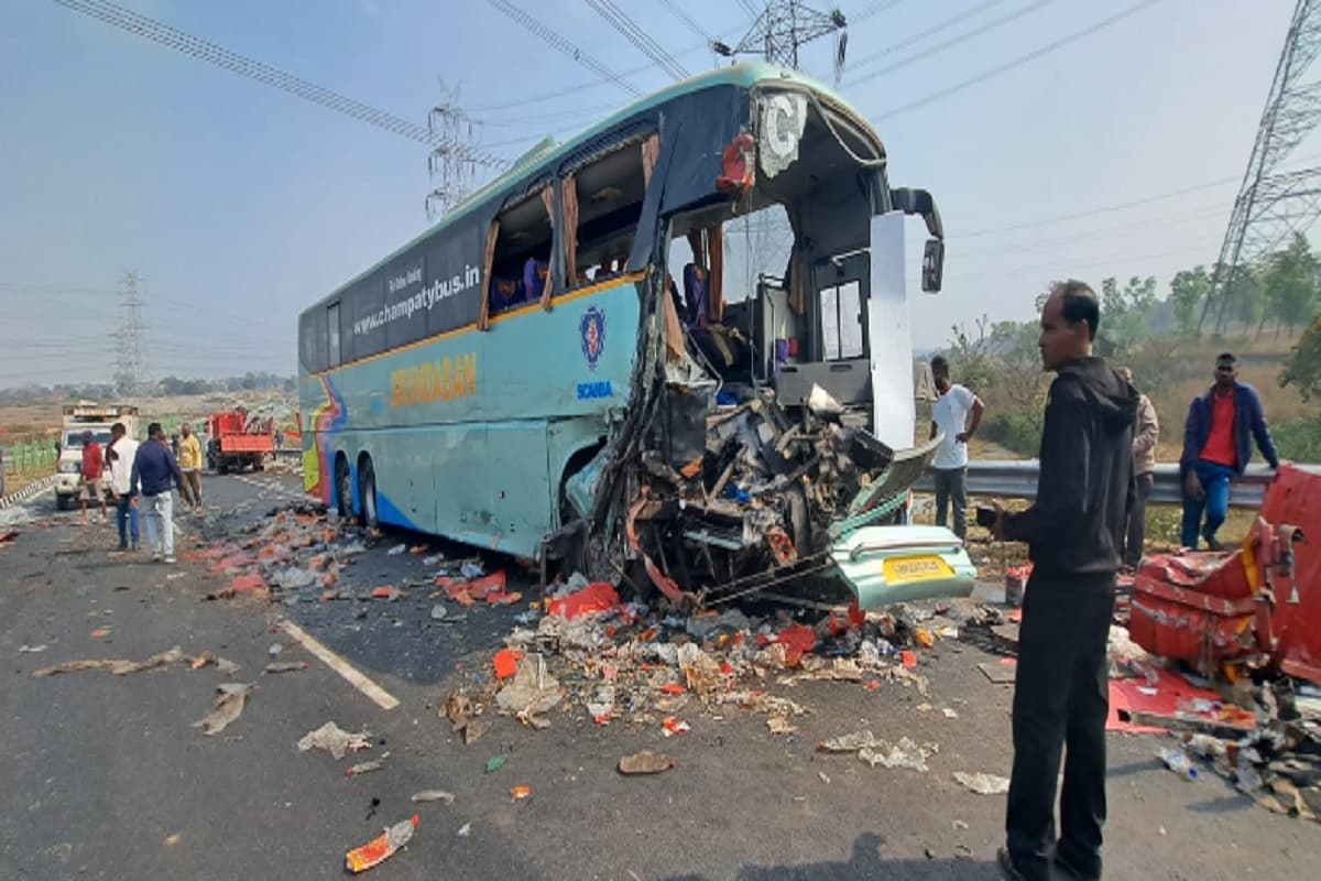 हरियाणा से उड़ीसा जा रही बस की ट्रक से सीधी टक्कर, दोनों वाहन चालकों की मौत