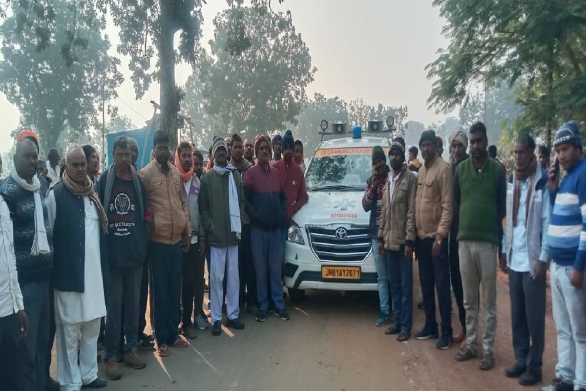 गढ़वा: सड़क दुर्घटना में घायल युवक की मौत, 
ग्रामीणों ने की मुआवजे की मांग