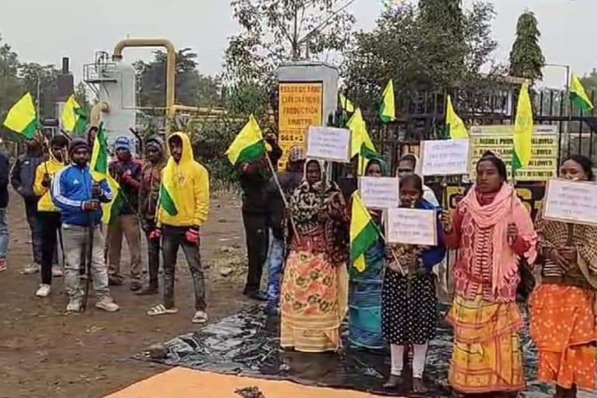 West Bengal : कांकसा गैस लिफ्टिंग कंपनी के गेट के समक्ष आदिवासी समुदाय का विरोध प्रदर्शन