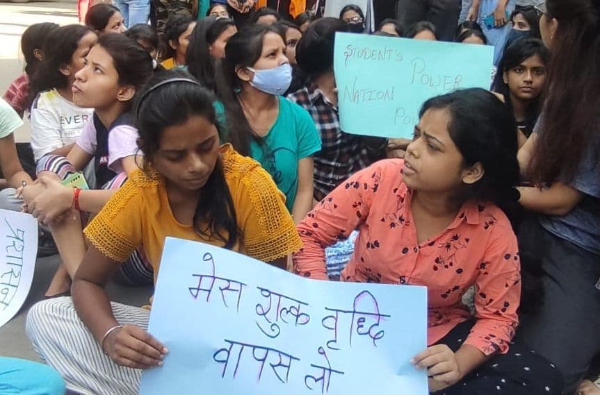 Varanasi News: फीस वृद्धि से बजट पर असर, विश्वविद्यालय के फैसले का विरोध, प्रशासन से मिला भरोसा