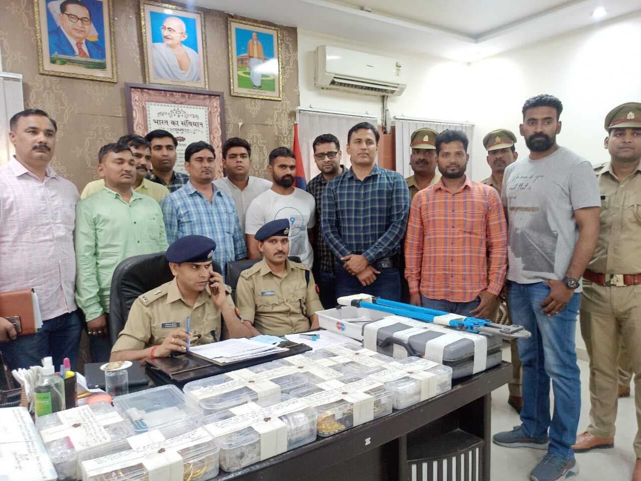 Agra News: यूट्यूब वीडियो देखकर ज्वेलरी की दुकान में की चोरी, पुलिस ने 24 घंटे के भीतर पकड़े तीन शातिर