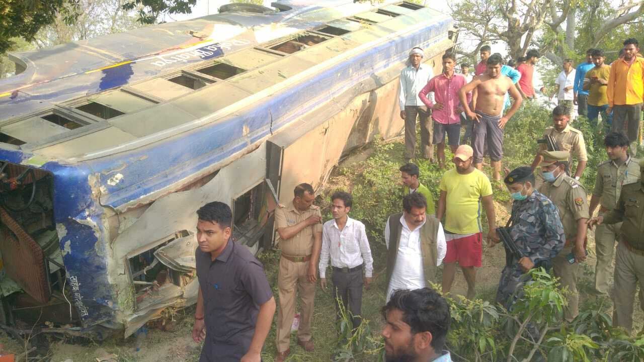 Agra News: आगरा के बरहन के पास खाई में गिरी बस, 24 से अधिक यात्री गंभीर रूप से घायल