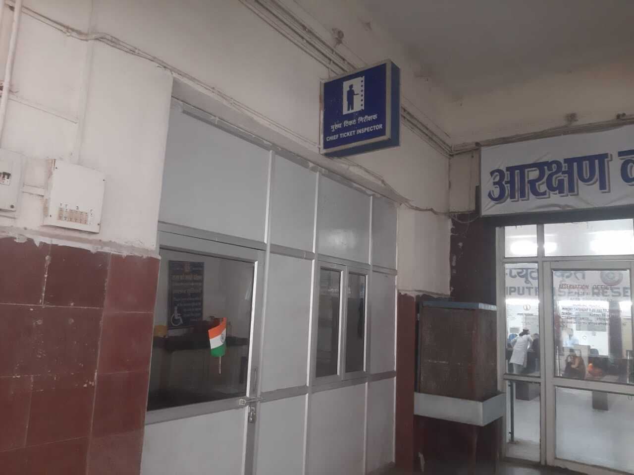 Agra: राजा मंडी रेलवे स्टेशन पर TC का डर खत्म, अब बेधड़क निकल रहे बेटिकट यात्री, जानें क्या है पूरा मामला