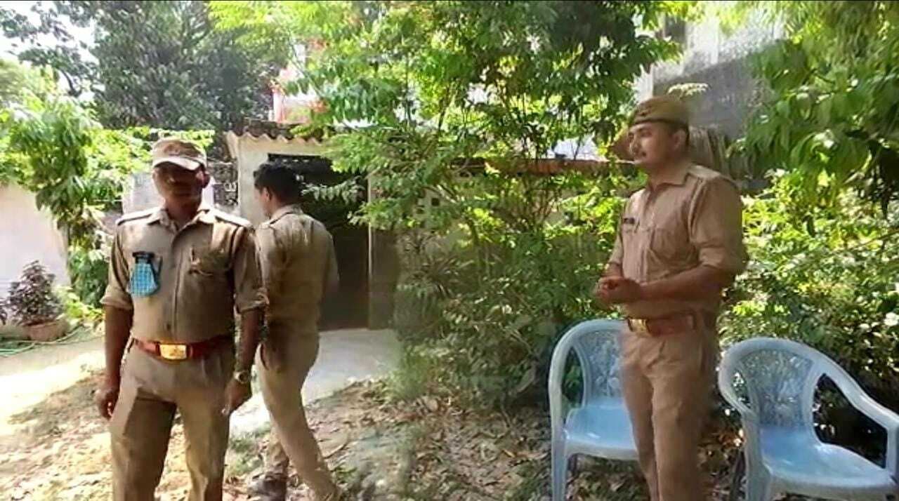 Gorakhnath Temple Attack: आरोपी मुर्तजा अहमद के घर पुलिस का सख्त पहरा, मिलने वालों पर एटीएस की कड़ी नजर