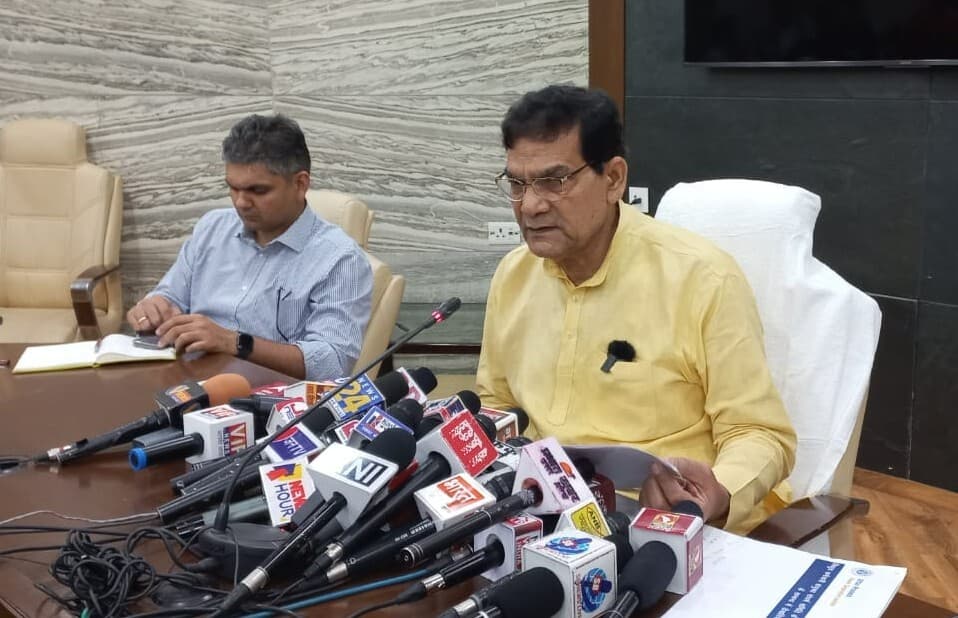 UP News: बिजली विभाग में एस्मा लागू, ऊर्जा मंत्री एके शर्मा का ऐलान-हड़ताली कर्मचारियों पर होगी कार्रवाई