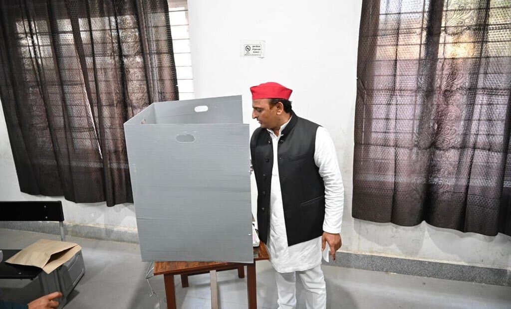 UP Chunav: डिंपल के संग वोट डालते ही घिर गए ​अखिलेश यादव, चुनाव आयोग से हुई शिकायत, जानें क्या है मामला?