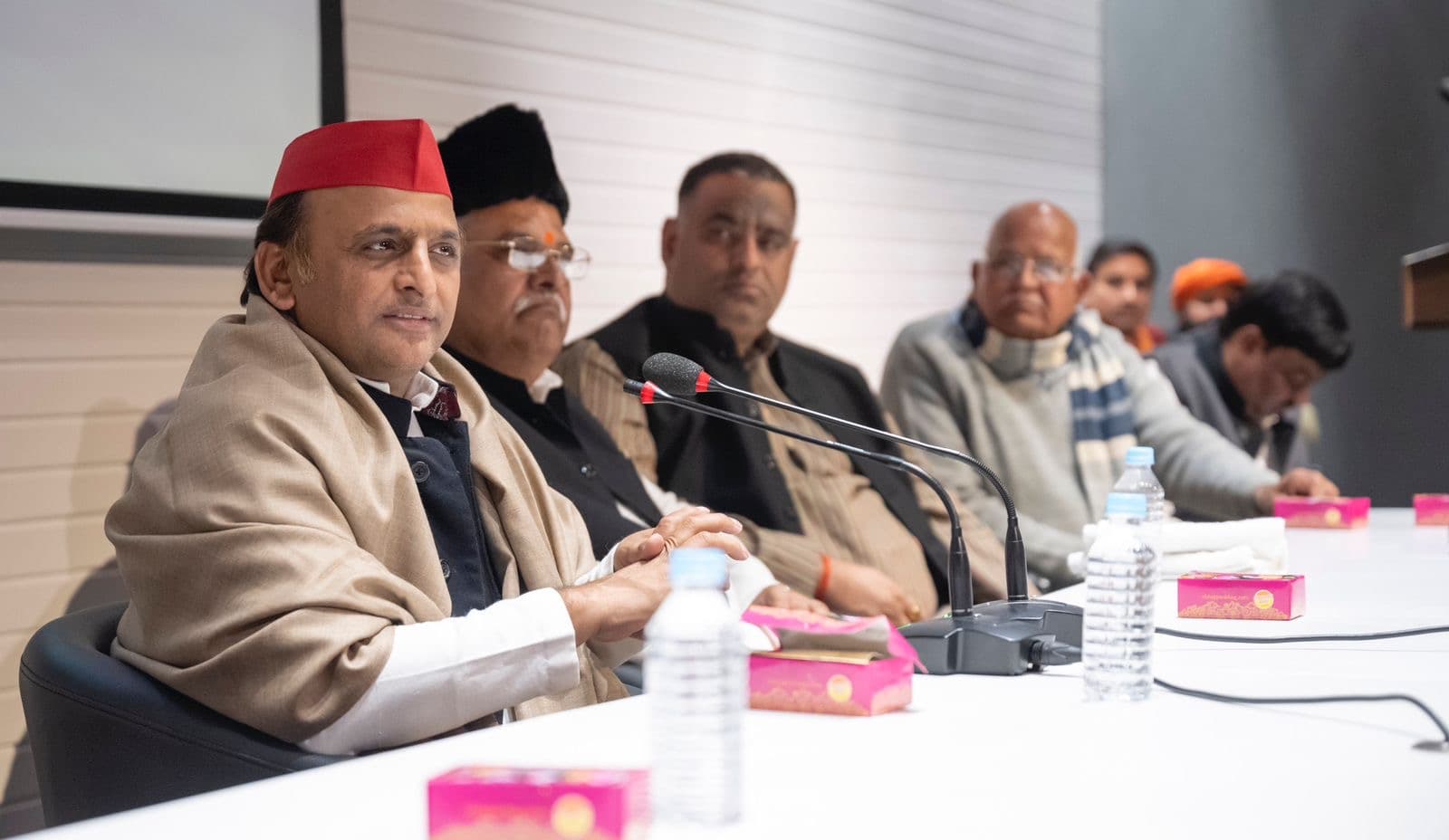 अखिलेश यादव ने फ्रांस में भारतीयों के रोके जाने पर कसा तंज, स्वामी प्रसाद मौर्य पार्टी के लिए बने सिरदर्द