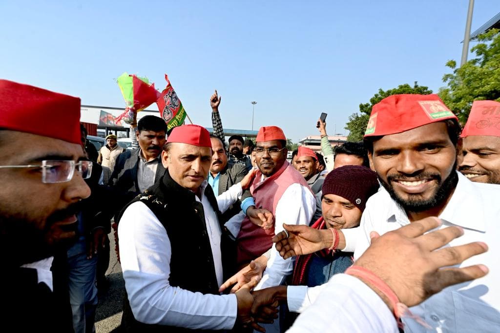 अखिलेश यादव बोले- आजम खां पर पूरे देश में सबसे ज्यादा झूठे मुकदमे दर्ज, सपा को कमजोर दिखाने की हो रही साजिश