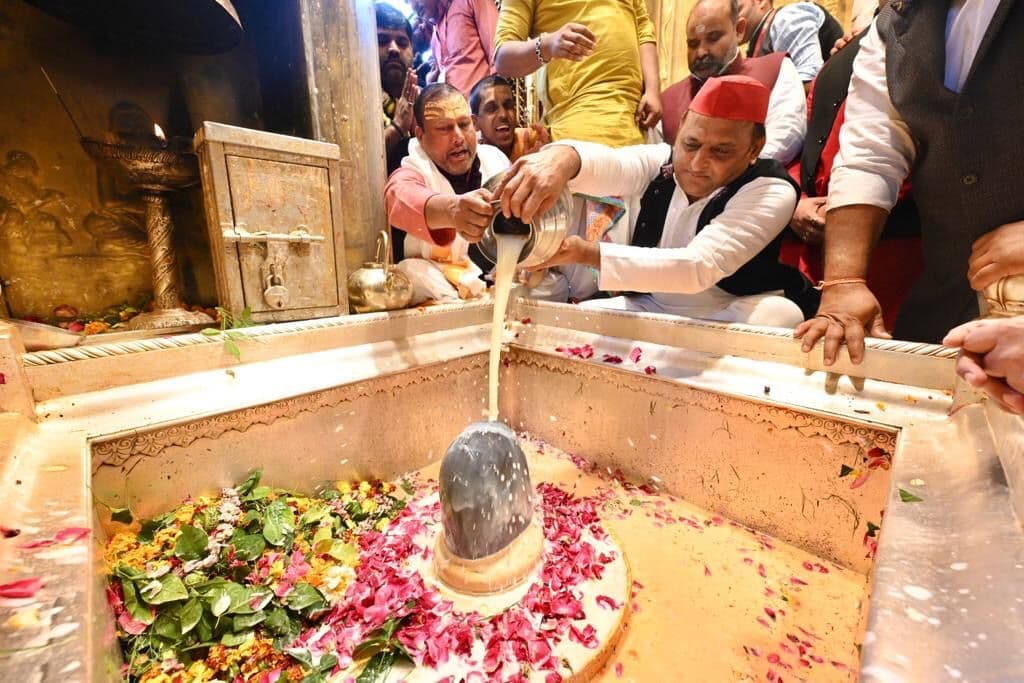 Samajwadi Party: अखिलेश यादव ने किये काशी विश्वनाथ के दर्शन, कहा आम लोगों का जीवन बेहतर होने की प्रार्थना की