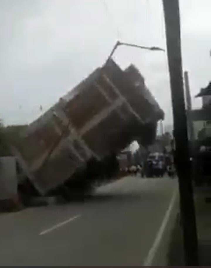 तूफान के आगे नहीं टिक सका तीन मंजिला घर, video में देखिए कैसे बाल बाल बचीं कई जानें