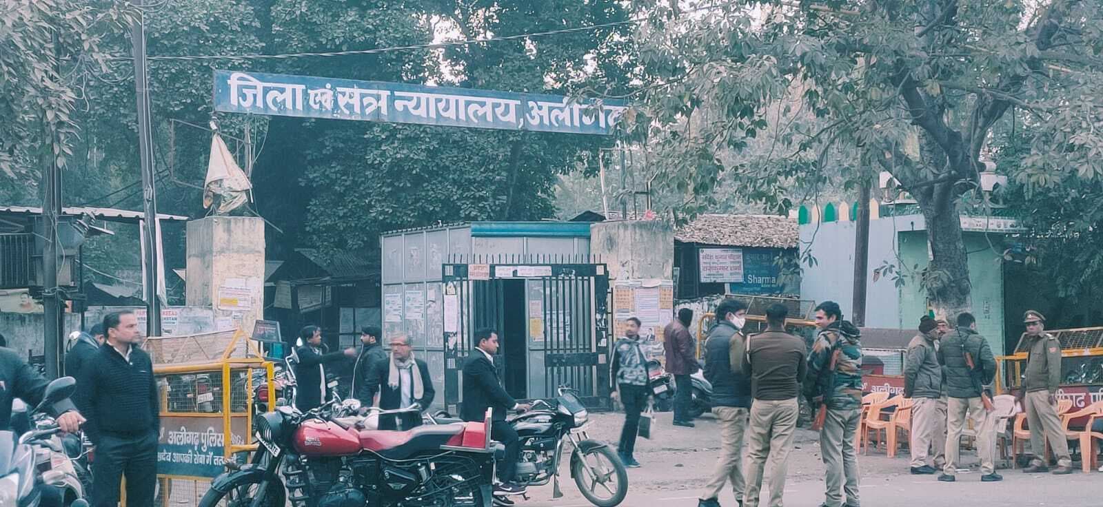 Aligarh News: 2022 में पहली बार स्कूल पहुंचे स्टूडेंट्स, कोरोना की तीसरी लहर के बाद खुले कोर्ट-कार्यालय