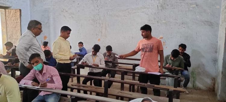 UP Board Exam में मुन्ना भाई का साया: अलीगढ़ में दूसरे की जगह परीक्षा देते पकड़े गए दो फर्जी परीक्षार्थी