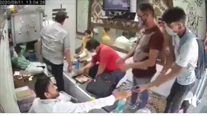 VIDEO: पहले हाथ पर लगाया सेनेटाइजर फिर ले उड़े 40 लाख, सीसीटीवी में कैद हुई वारदात