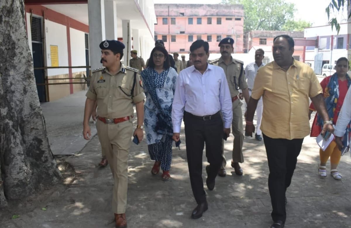 नगर निकाय चुनाव: अलीगढ़ में DM-SSP ने किया पोलिंग बूथ का निरीक्षण, बोले- निर्भीक होकर करें मतदान