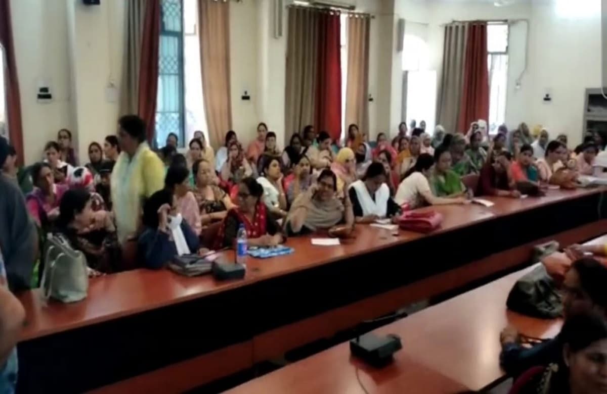 नगर निकाय चुनाव के लिए अलीगढ़ में 20 पिंक पोलिंग बूथ बनाए जाएंगे, केवल महिलाएं रहेंगी यहां तैनात