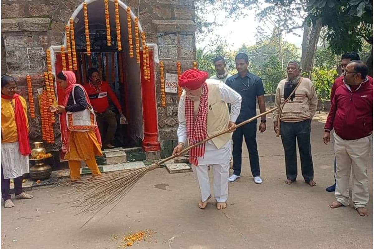 WB : भाजपा सांसद ने प्राचीन मंदिर में स्वंय की साफ-सफाई