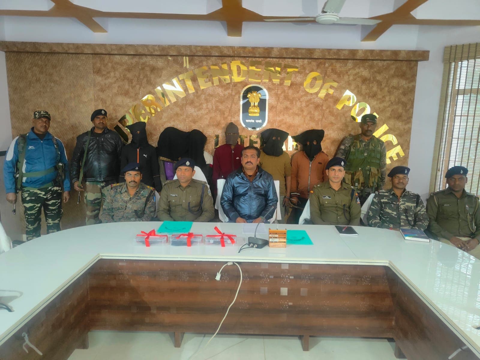 लातेहार में अमन साहू गिरोह के छह अपराधी हथियार के साथ गिरफ्तार
