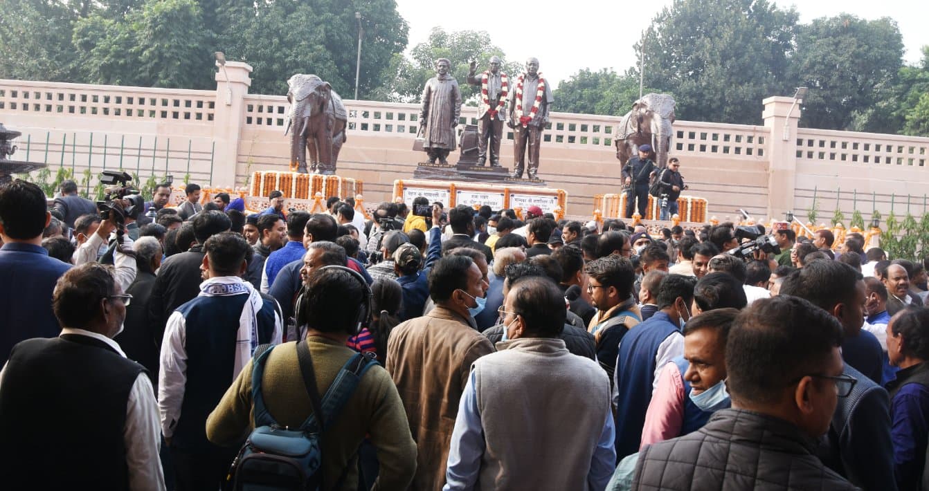 आंबेडकर परिनिर्वाण दिवस: सीएम योगी बोले- पहले की सरकार चेहरा देखकर करती थी काम, अखिलेश यादव-मायावती ने कसा तंज