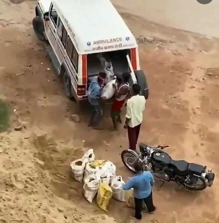 बिहार में एम्बुलेंस से ढोया जा रहा था बालू? पूर्व सांसद Pappu Yadav ने किया खुलासा, Video