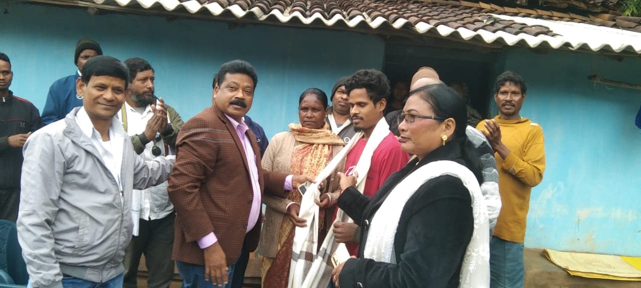 सिलक्यारा टनल से लौटे झारखंड के तीन श्रमिकों से मिले झापा के अध्यक्ष एनोस एक्का