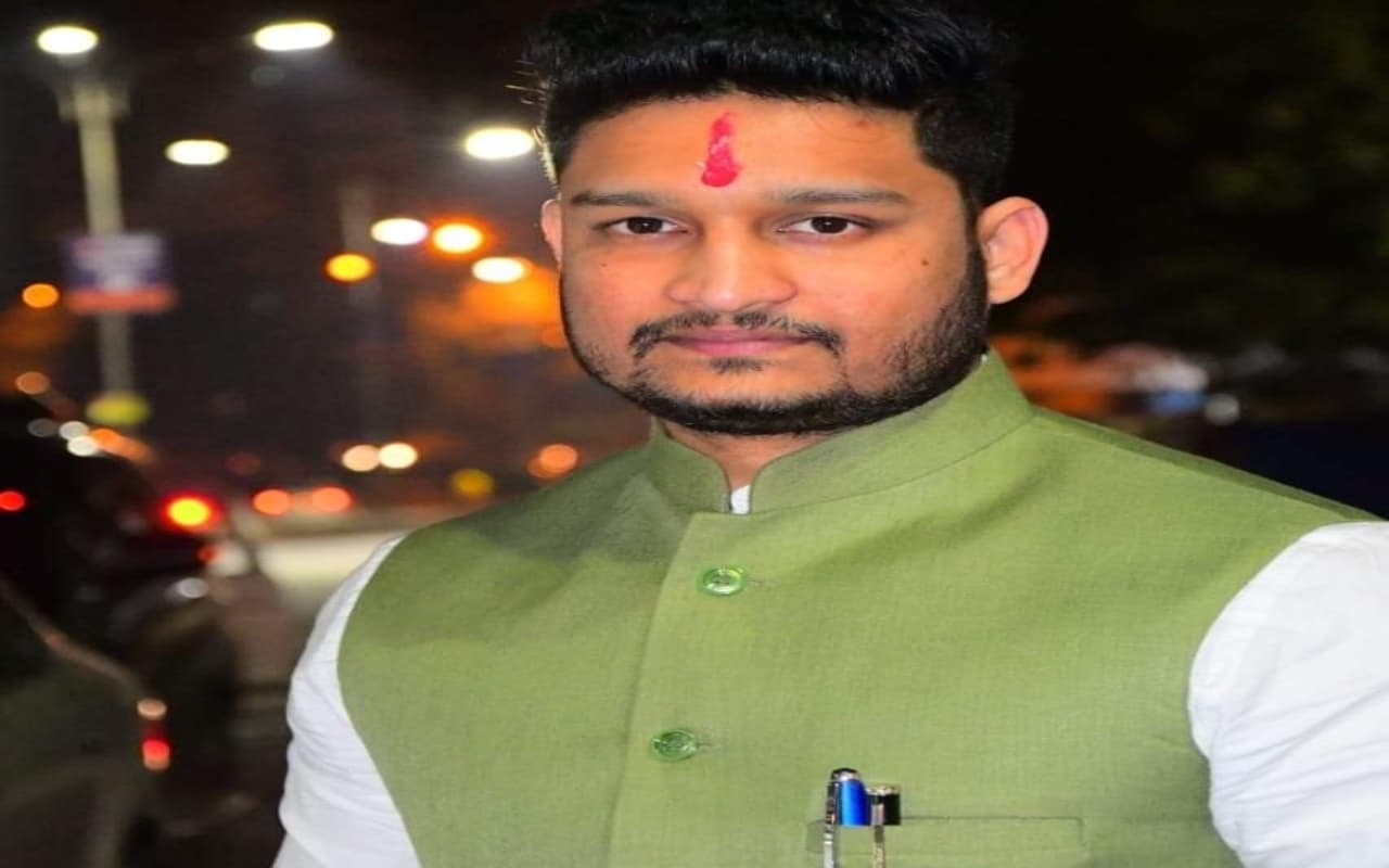Maharashtra: प्रेमिका को कार से कुचलने की कोशिश, घटना के बाद आरोपी फरार, बड़े अधिकारी के बेटे की कारगुजारी