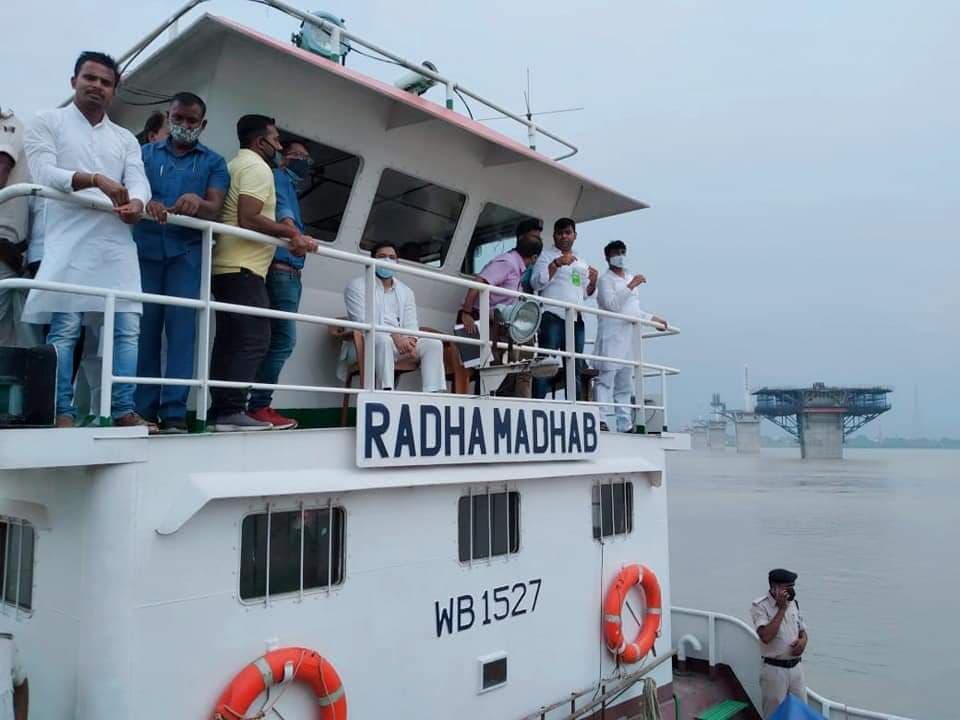 बाढ़ का जायजा लेने अपने राघोपुर पहुंचे थे तेजस्वी यादव, काला झंडा दिखाकर लोगों ने किया ‘वेलकम’