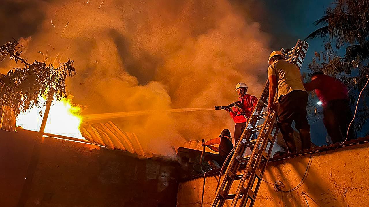 महाराष्ट्र की फैक्ट्री में जिंदा जल गए बिहार के 4 मजदूर, गर्भवती पत्नी व बच्चों को छोड़कर कमाने गया था महबूब
