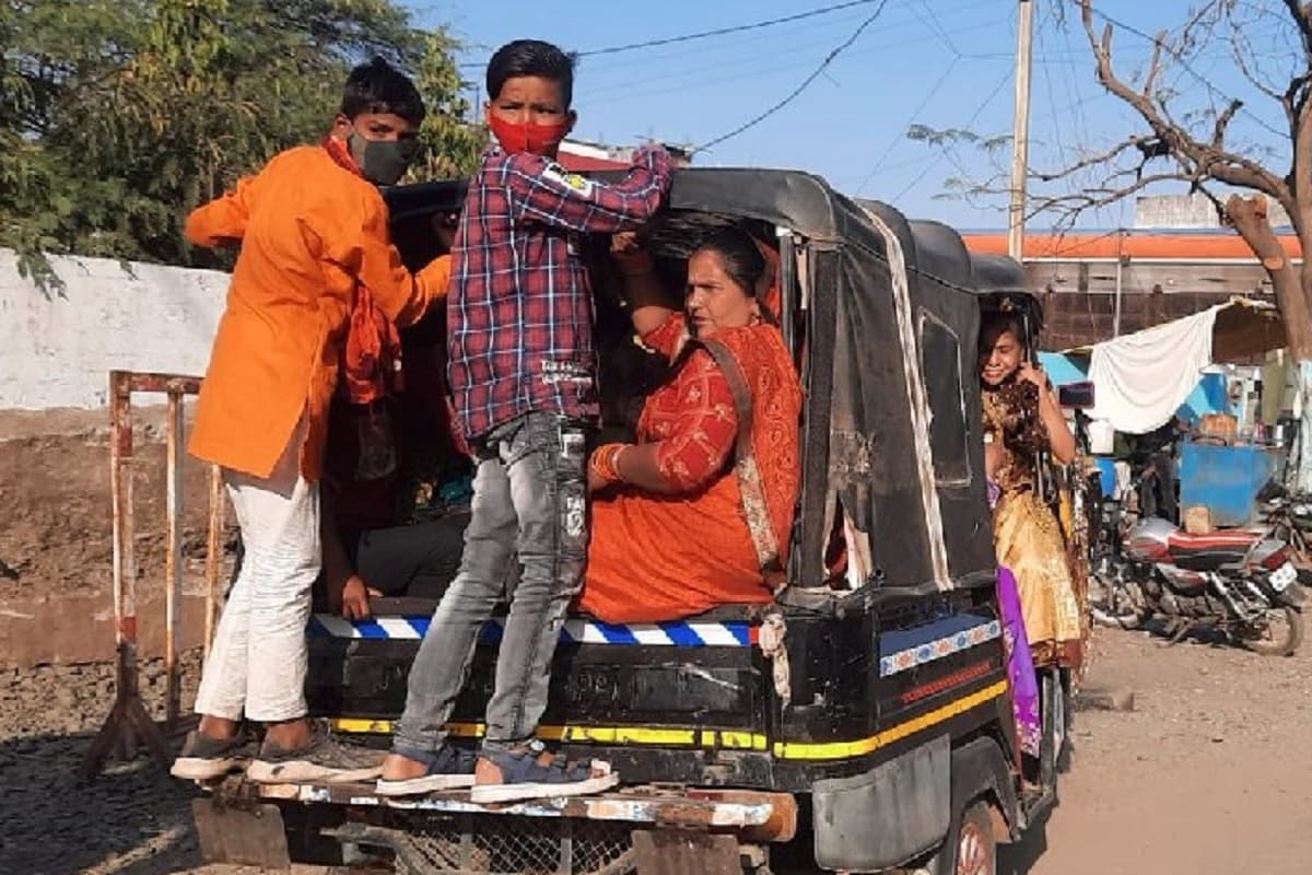 पलामू के पांडू में ऑटो चालकों की मनमानी दुगना से अधिक वसूल रहे किराया