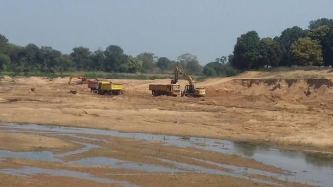 जमुई में छापेमारी करने गयी पुलिस पर बालू माफिया ने किया फिर हमला, हथियार छीनने का हुआ प्रयास