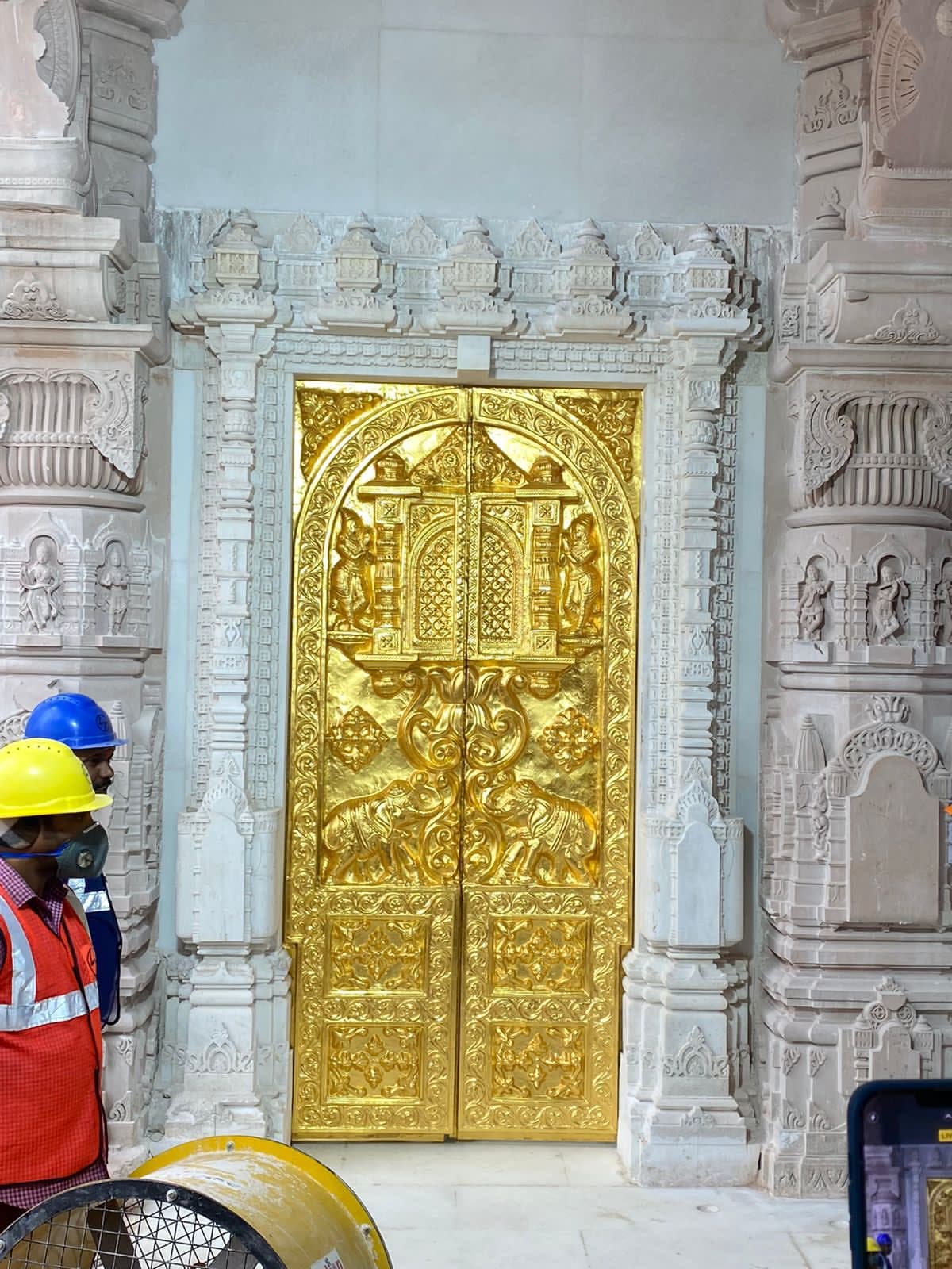 Ayodhya Ram Mandir: श्री राम मंदिर के सोने के दरवाजे की पहली फोटो आई सामने, जल्द ही 13 और लगेंगे