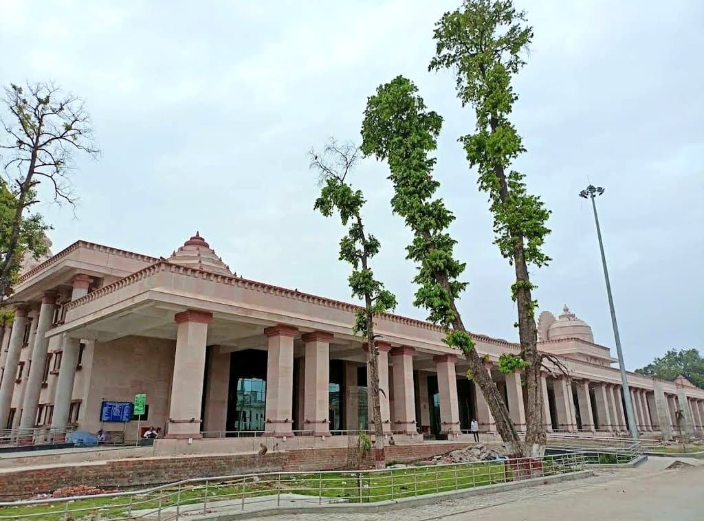 UP News: अयोध्या रेलवे स्टेशन जानें कब होगा तैयार, वर्ल्ड क्लास सुविधाएं मिलेंगी