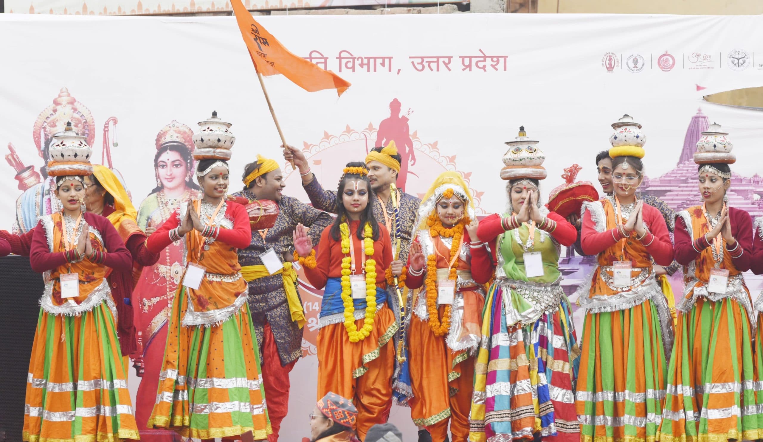 PHOTO: श्री राम के प्राण प्रतिष्ठा आयोजन में झूम रही अयोध्या नगरी, फूलों से बनाए गए तोरण द्वार