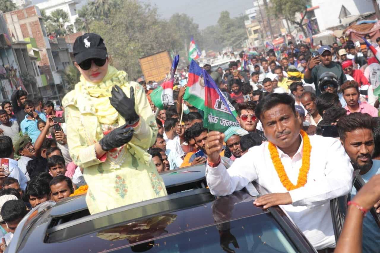 Bihar Chunav 2020: पुलिस ने बीच में ही रूकवाया बॉलीवुड अभिनेत्री अमिषा का रोड शो, चिराग की पार्टी का कर रही थीं प्रचार