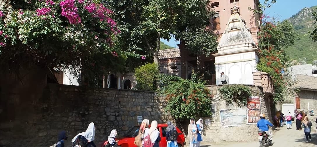 भारत के अलावा पाकिस्तान में भी है 700 साल पुराना राम मंदिर, नहीं है किसी को पूजा करने की अनुमति