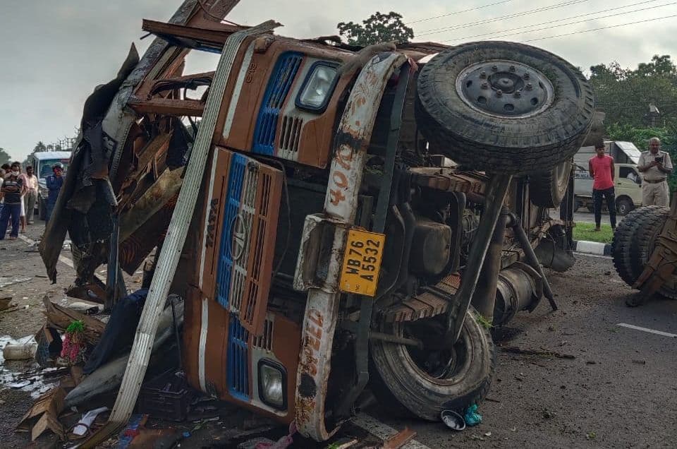 हादसा: हुगली के भद्रेश्वर में सड़क पर पलटा तेल टैंकर, दो घायल, टायर फटने से एक्सीडेंट