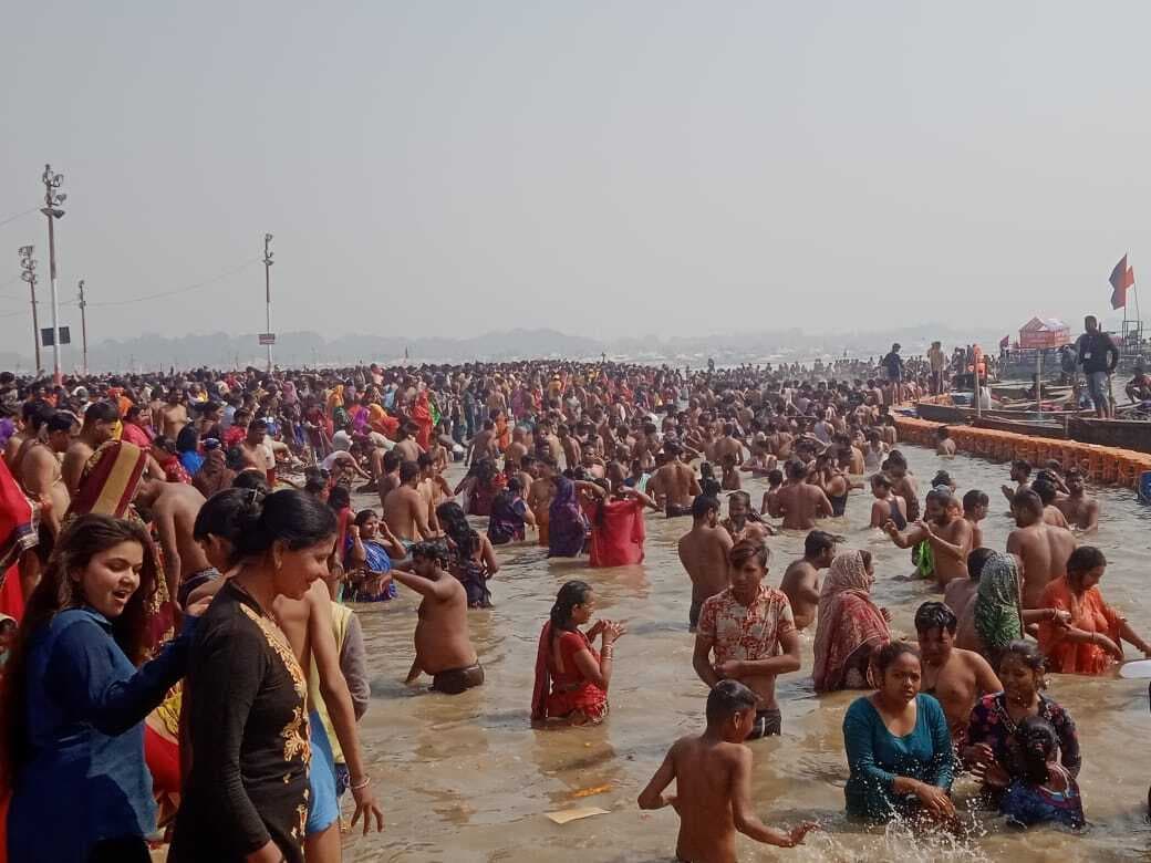 बंसत पंचमी पर प्रयागराज में उमड़ा भक्तों का सैलाब, हजारों लोगों ने लगायी आस्था की डुबकी, देखें तस्वीरें