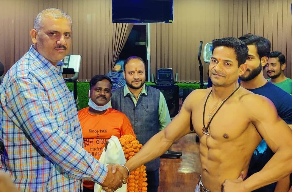 Kanpur News: फिटनेस की दुनिया में कानपुर का नाम रौशन करने वाले अमित गुप्ता बने मिस्टर फिट देविरया