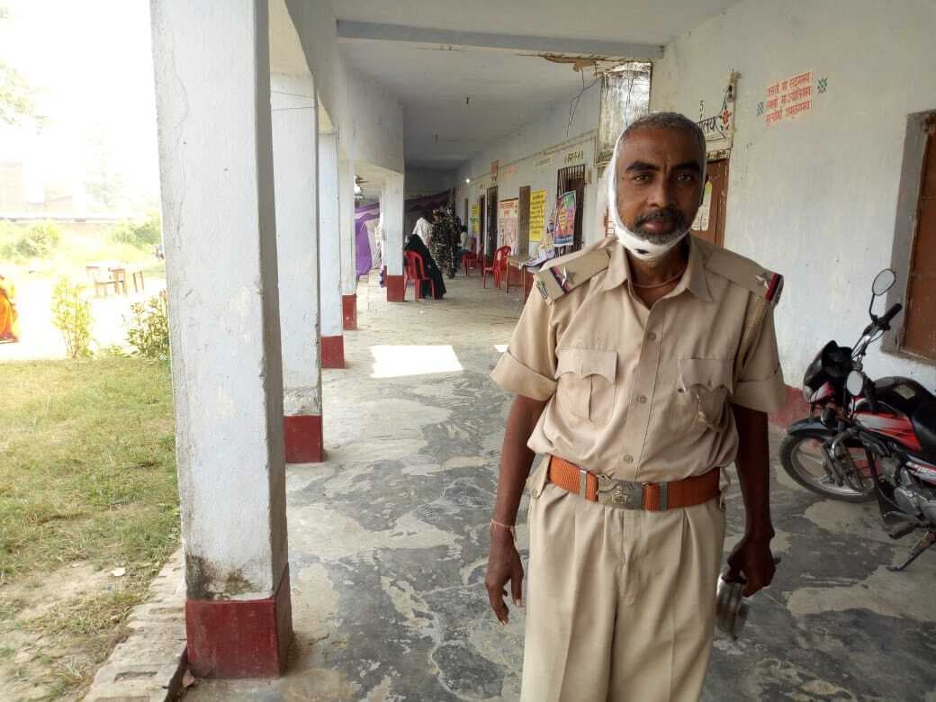 बिहार चुनाव: कैंसर के बावजूद ड्यूटी पर पहुंचा पुलिस का जवान, पूरा कराया मतदान