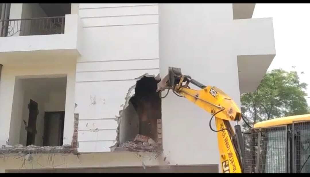 UP News: फिर गरजा बाबा का बुलडोजर, लखनऊ में बसपा नेता के अवैध अपार्टमेंट्स पर चला बुलडोजर