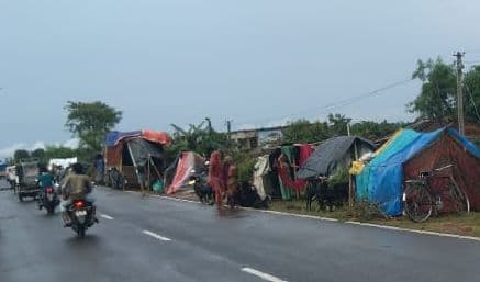 NH पर शरण लिये बाढ़ विस्थापितों को पिक अप वैन ने कुचला, दंपती की मौत