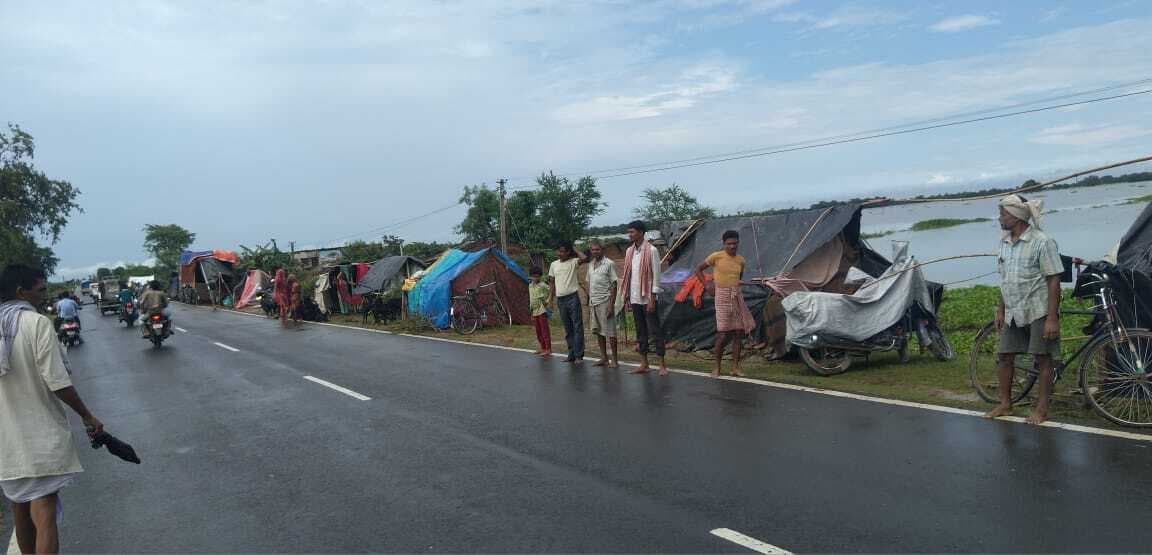 बाढ़ से अलगे परेशान छी, ऊपर से रहि-रहि के मूसलाधार पाइन बरसि क मुश्किल बढ़ा देले छै