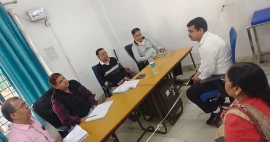 भभुआ सदर अस्पताल का डीएम ने किया औचक निरीक्षण, जानें दो कर्मचारियों का क्यों कट गया वेतन