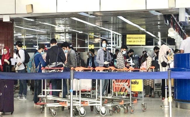 Vande Bharat Mission : शारजाह से 182 भारतीयों को लेकर लखनऊ पहुंचा एयर इंडिया का विमान