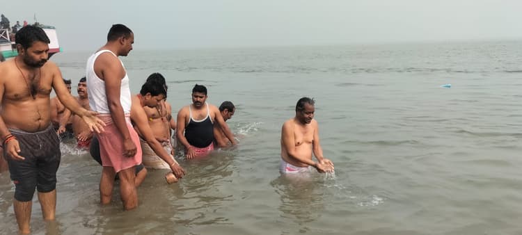 PHOTOS: मकर संक्रांति पर बाबूलाल मरांडी ने साहिबगंज में किया गंगा स्नान, शिव मंदिर में की पूजा-अर्चना