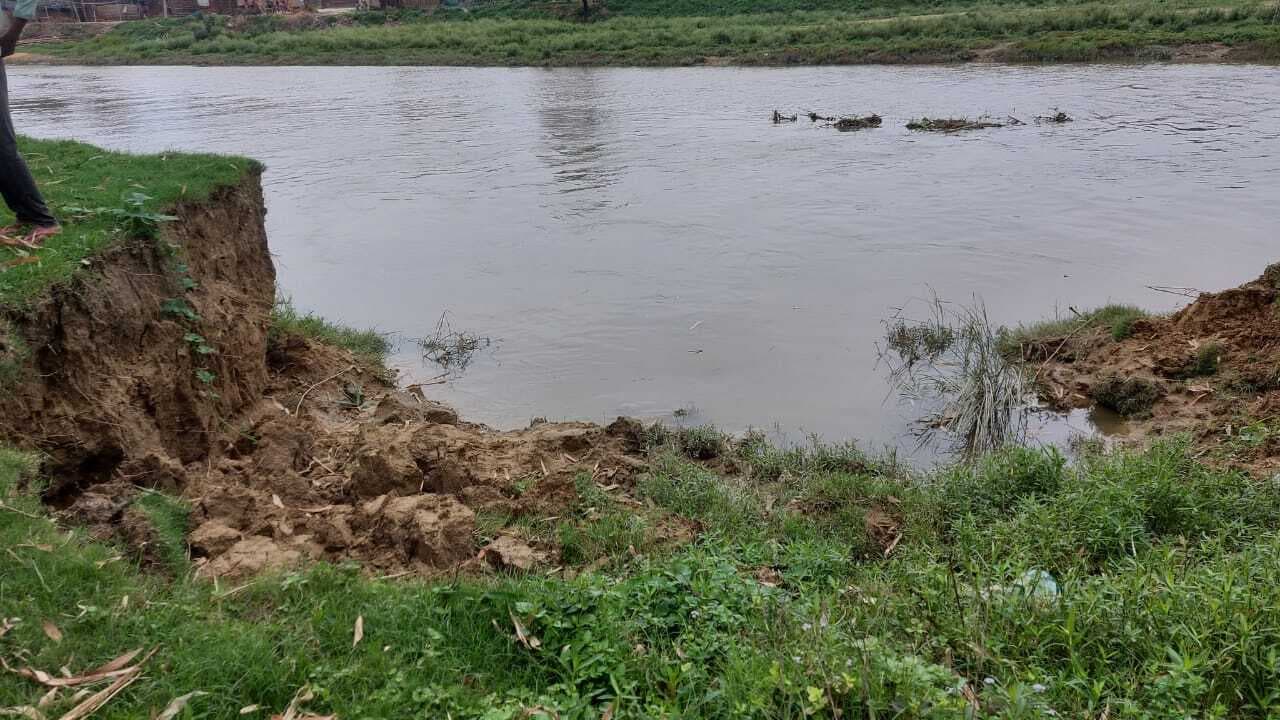 Bihar News: बिहार में बाढ़ के पानी में तैरता मिला युवक का शव, मचा हड़कंप