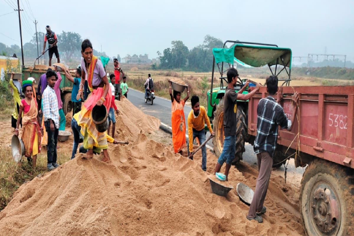 रांची : पुलिस से घिरता देख बीच सड़क पर बालू गिरा माफिया हुए फरार, ग्रामीणों में बालू लुटने की होड़