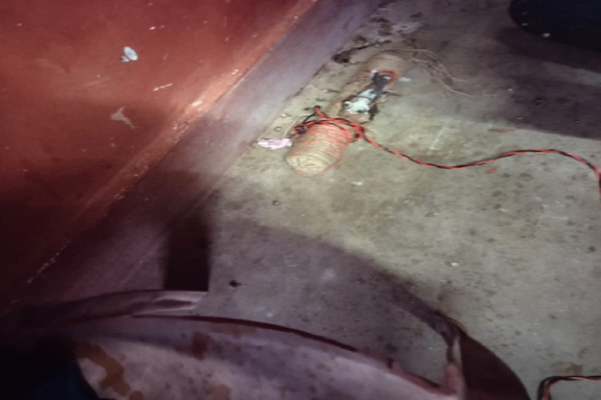 लातेहार : घर के बाहर बम विस्फोट, तार व परचा बरामद