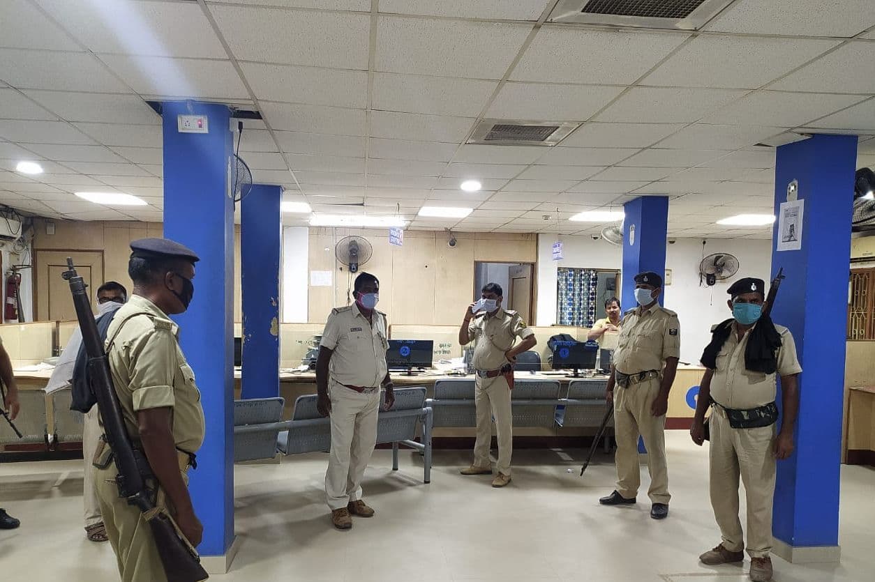 दोहरे लूटकांड से दहला समस्तीपुर, Lockdown में दिनदहाड़े हथियार के दम पर SBI में लूट, CSP संचालक को मारी गोली